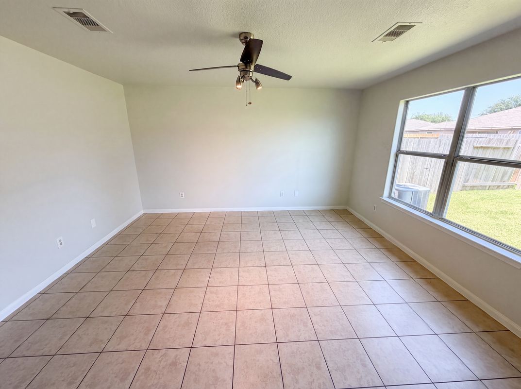Property photo 3 of 907 Amaryllis Rd