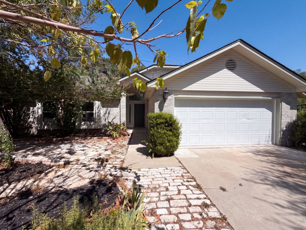 Property photo 1 of 605 Hawthorne Ln