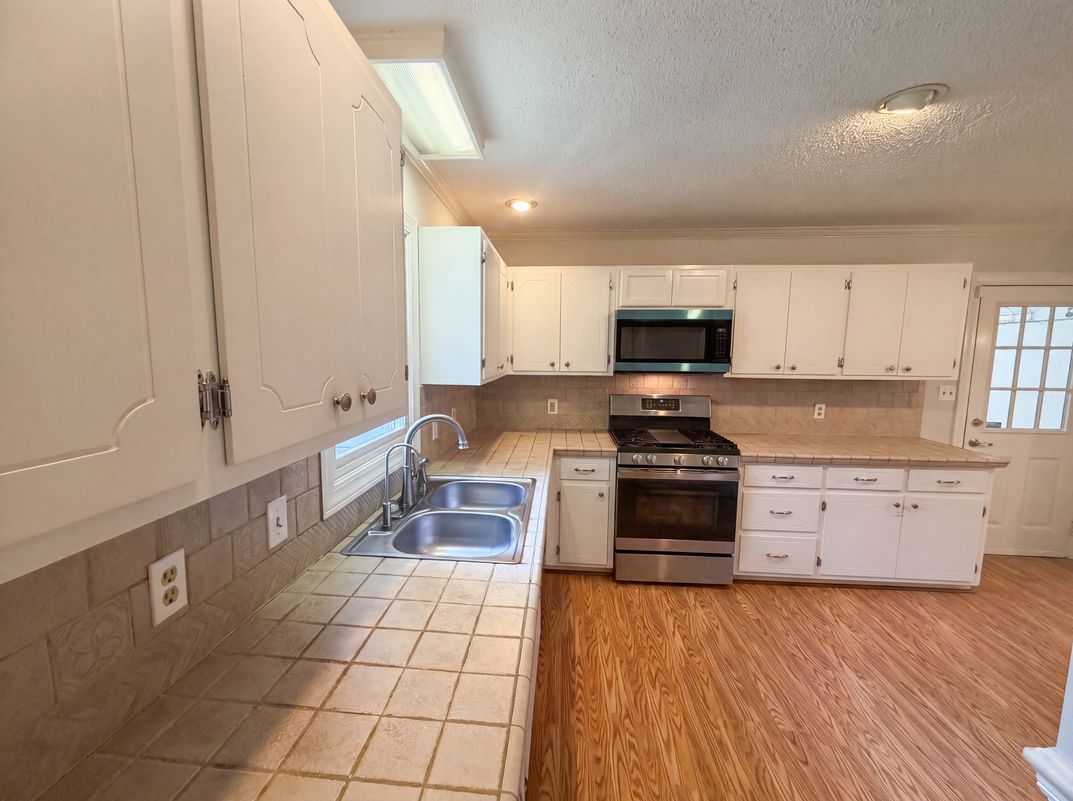 Property photo 2 of 102 Carmel Ct