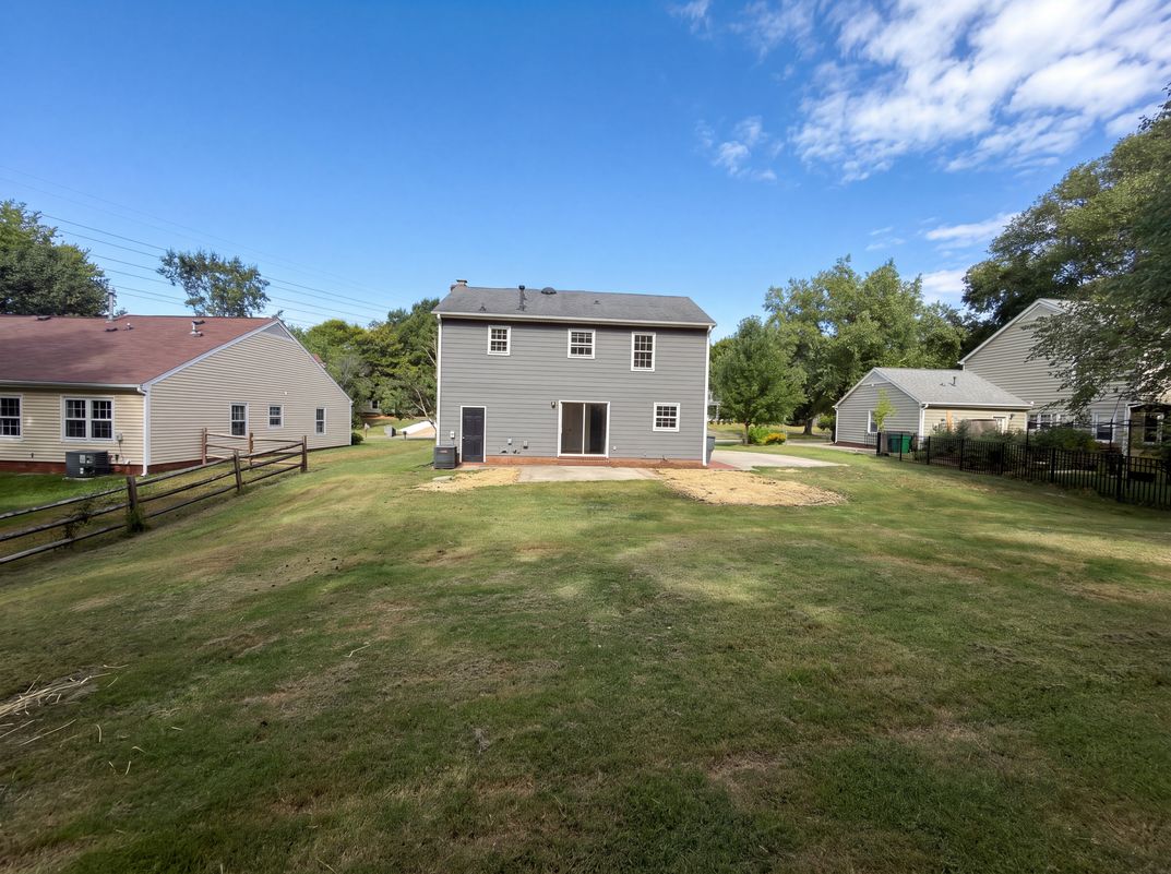 Photo 5 of 19 of 8909 Danson Dr, Charlotte, NC