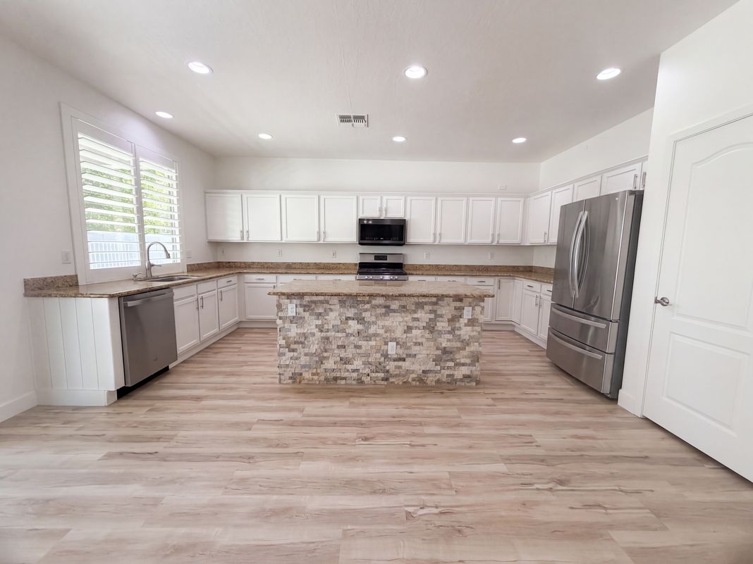 Property photo 2 of 2463 S Bristol