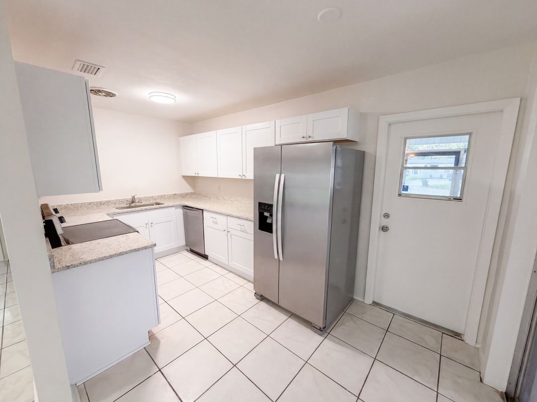 Property photo 2 of 1053 Azalea Ln
