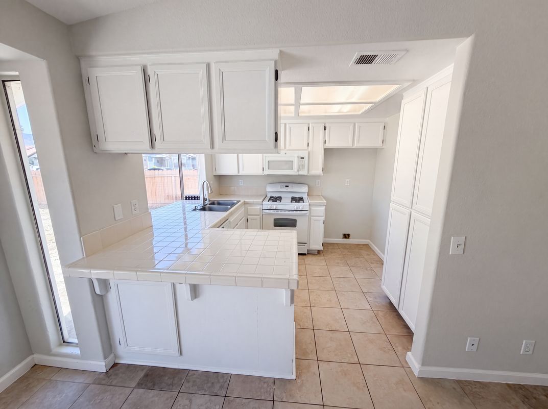 Photo 2 of 23 of 2758 Alne Dr, Hemet, CA
