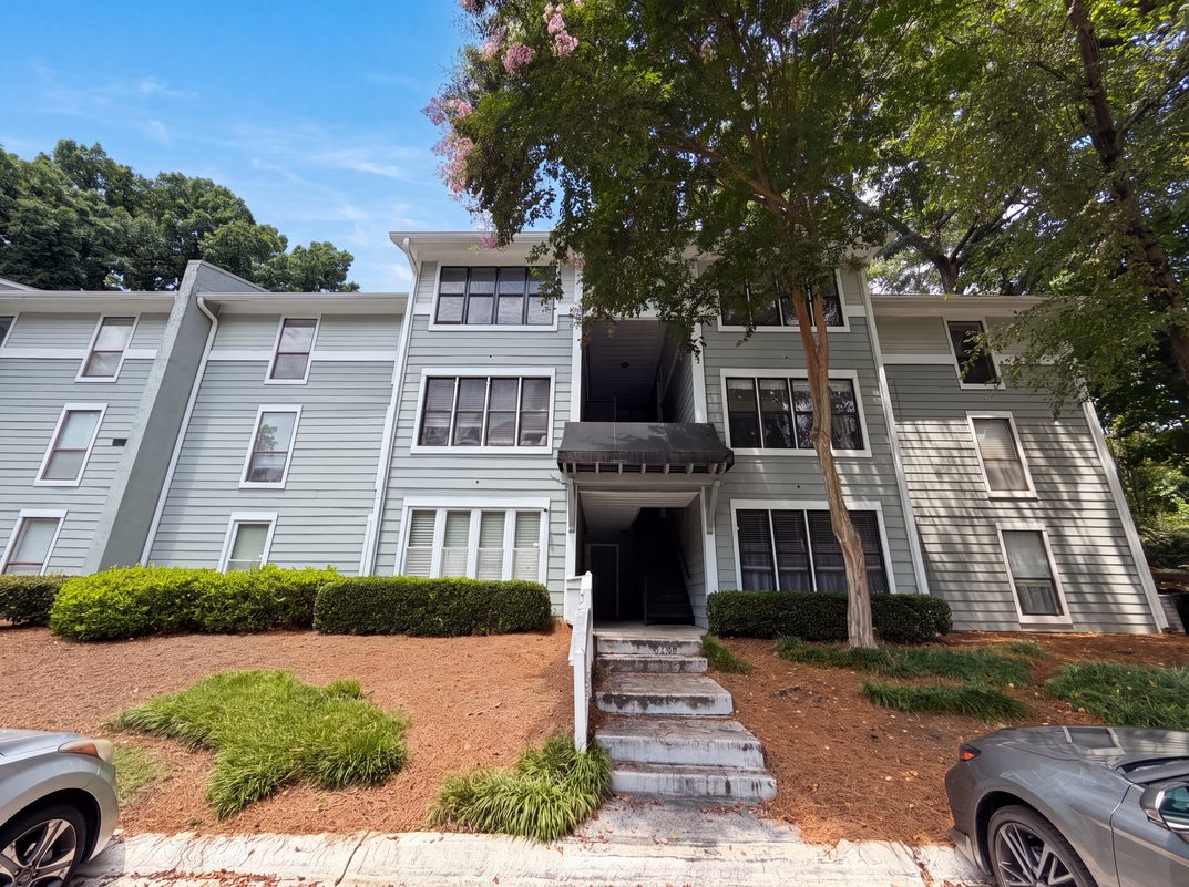 Property photo 1 of 216 Summit North Dr NE