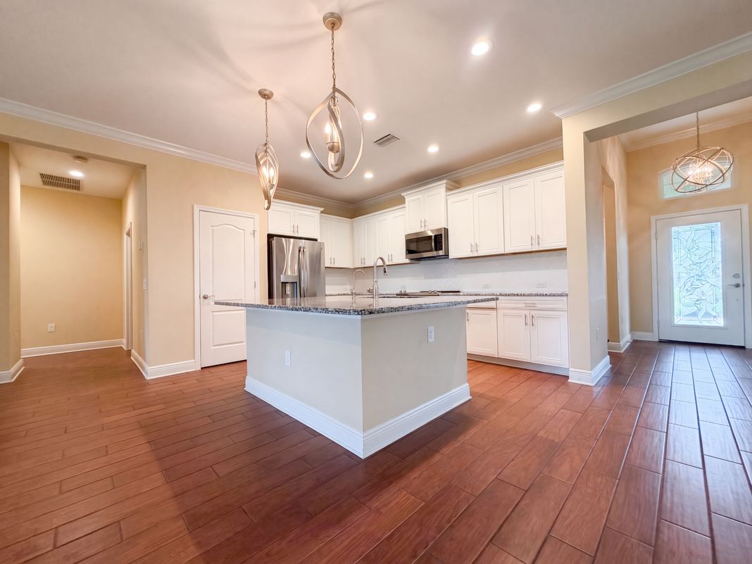 Property photo 2 of 1121 Thornbury Dr