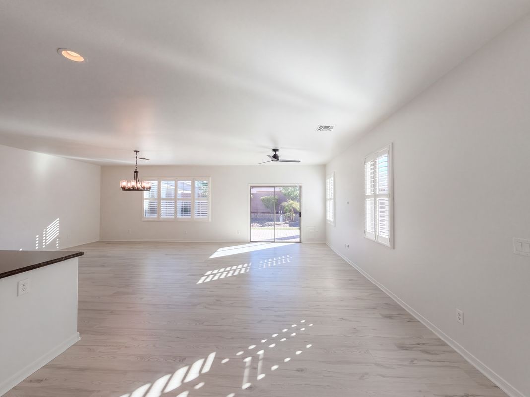 Property photo 3 of 40877 W Bedford Dr