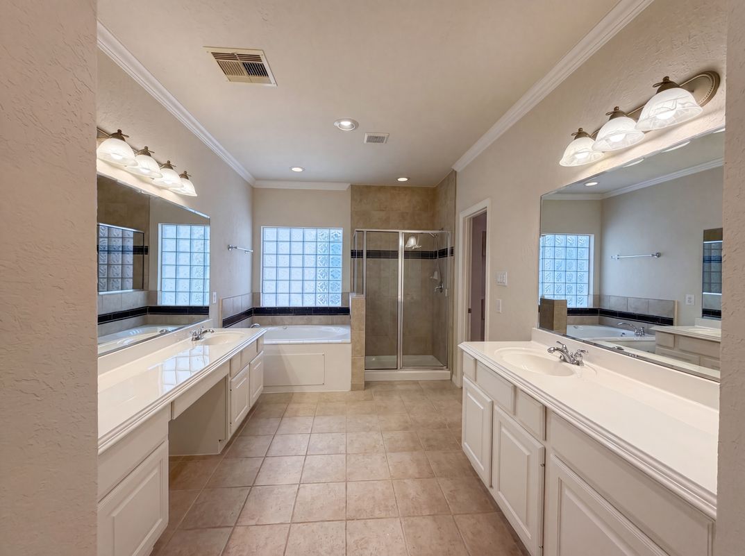 Photo 10 of 21 of 2942 Royal Oaks Crst, Houston, TX