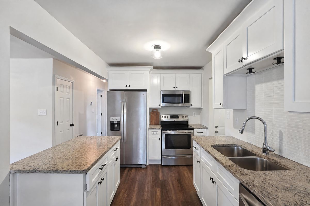 Property photo 2 of 1410 Graymont Dr SW
