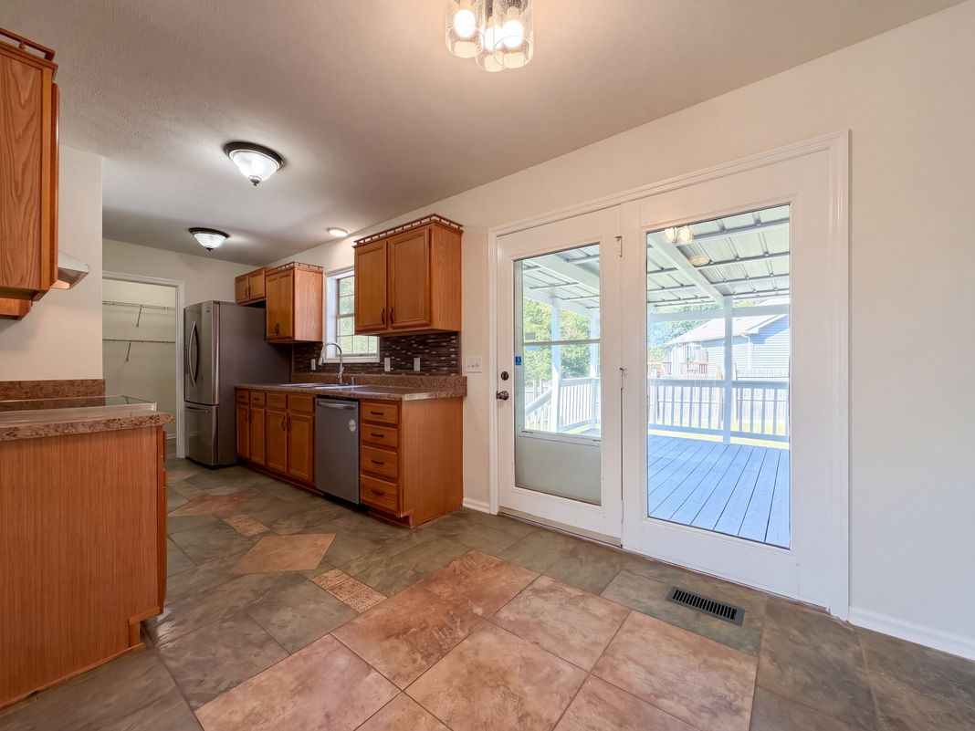 Property photo 2 of 1037 Shadowbrook Dr