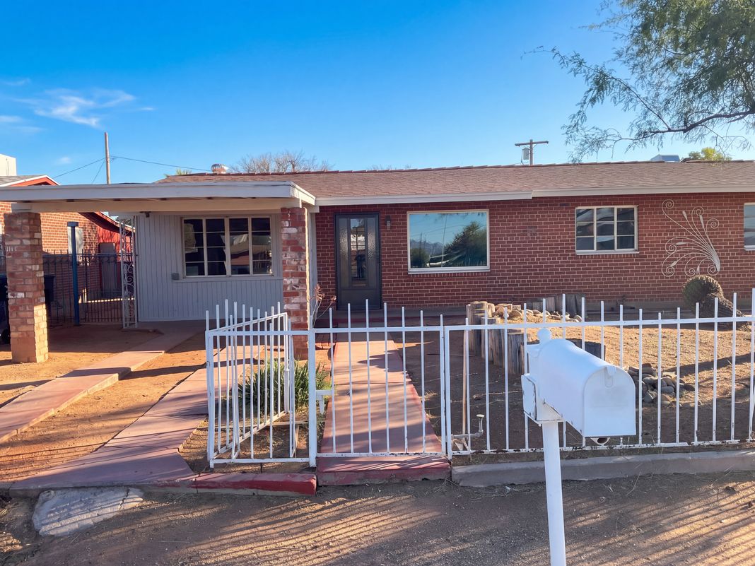 Property photo 1 of 3308 E Silverlake Rd