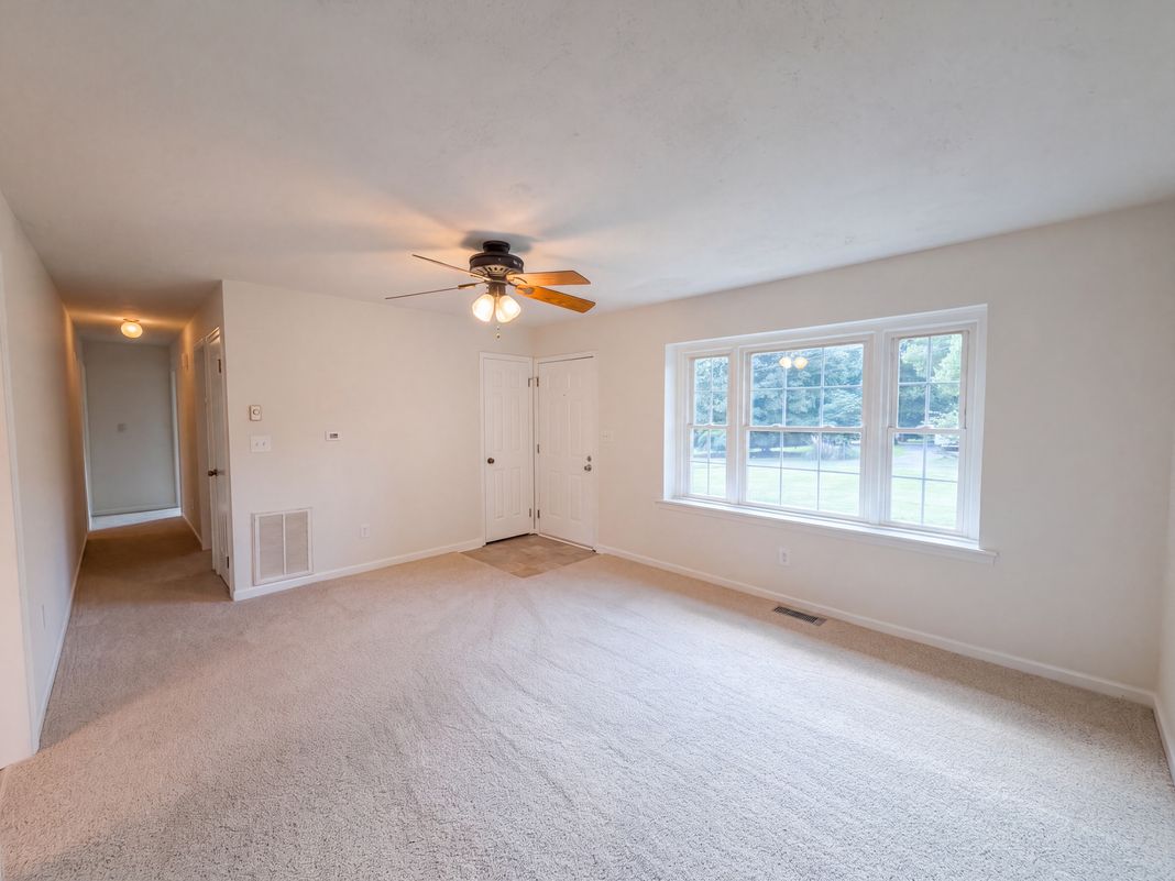 Property photo 3 of 3221 Meadow Ln