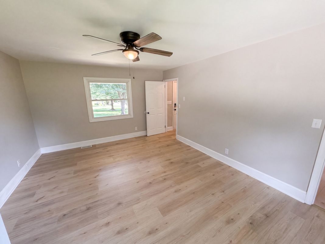 Photo 13 of 23 of 8519 Denbur Dr, Charlotte, NC
