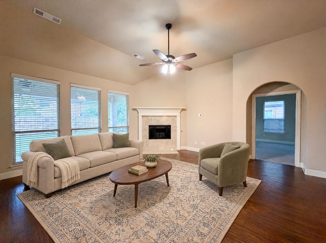 Property photo 3 of 725 Lyndhurst Dr