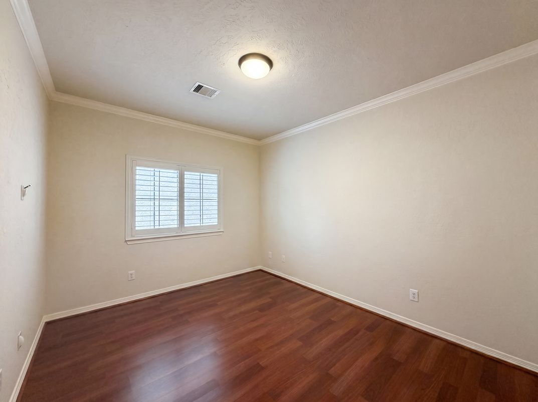 Photo 14 of 21 of 2942 Royal Oaks Crst, Houston, TX