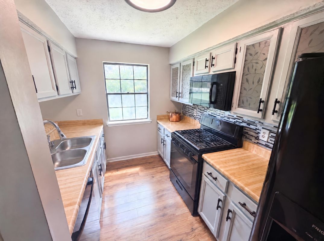 Property photo 2 of 165 Splitwood Ln