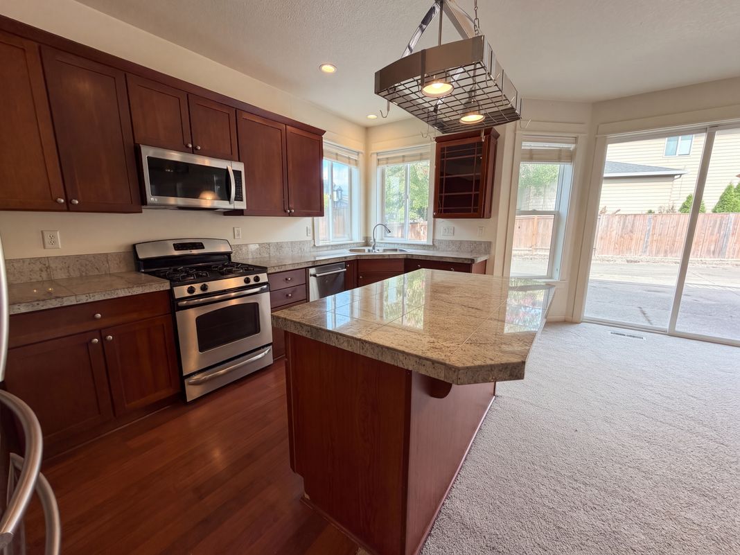 Property photo 2 of 606 10th Ct