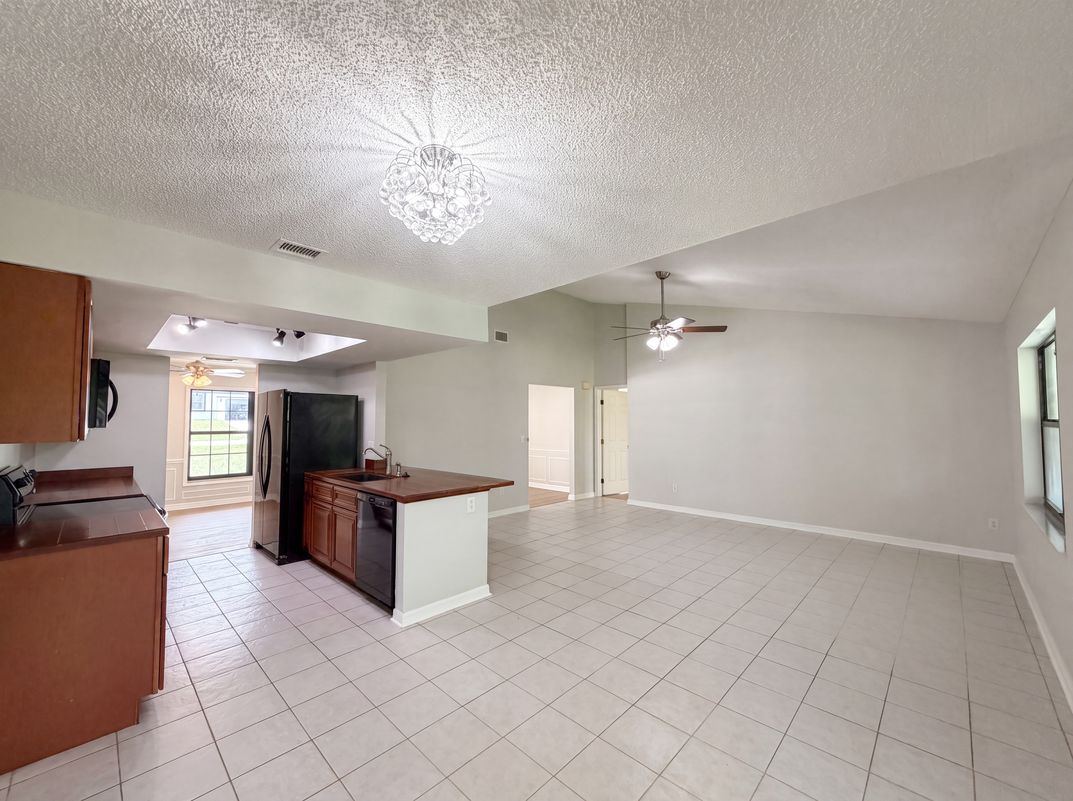 Property photo 2 of 15226 SW 39th Cir