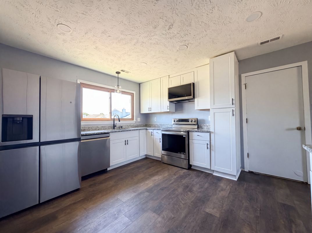 Property photo 2 of 1512 Dovetail Dr