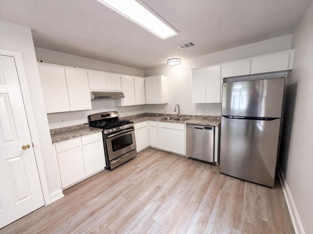 Property photo 2 of 16207 Parkway Dr