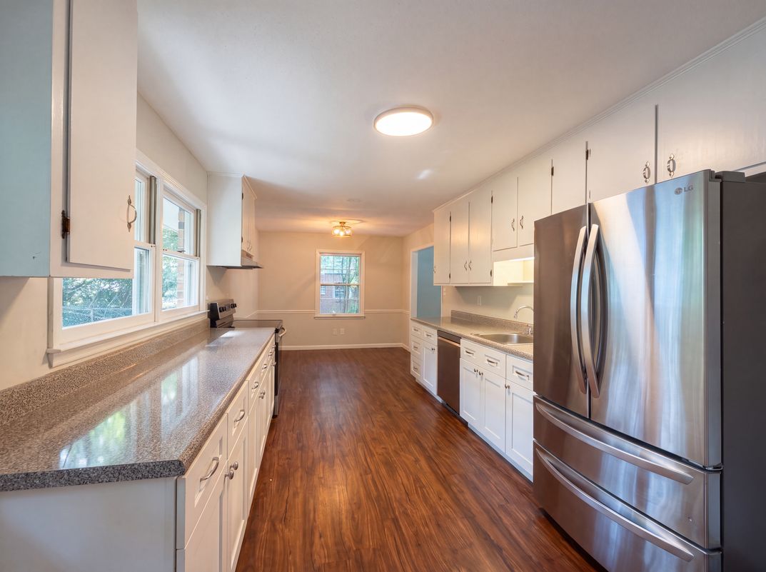 Property photo 2 of 917 Hillview Dr
