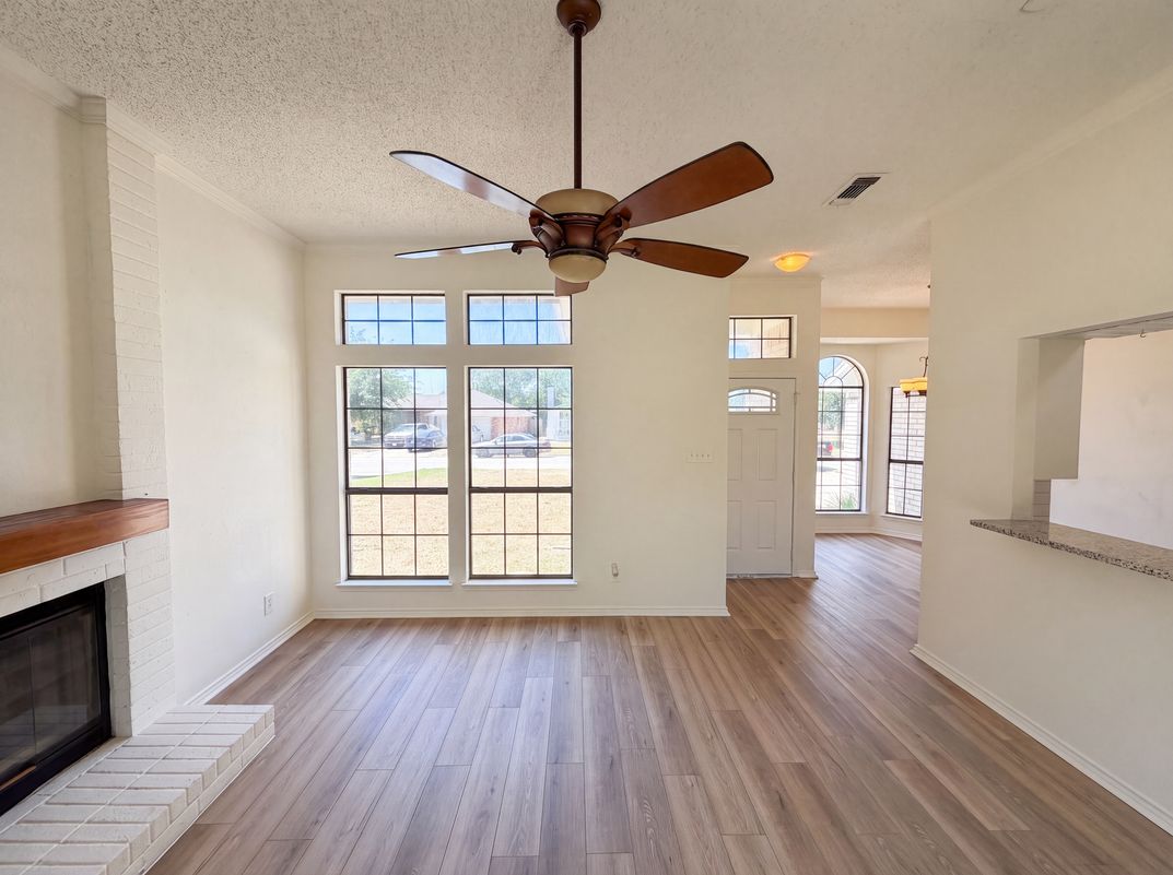 Photo 3 of 19 of 6612 Lakeside Dr, Lake Worth, TX