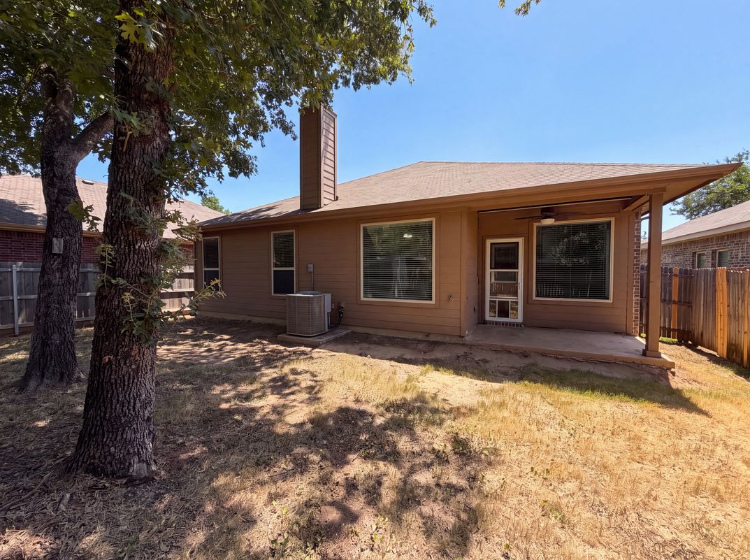 Photo 5 of 20 of 1108 Edgewater Dr, Azle, TX