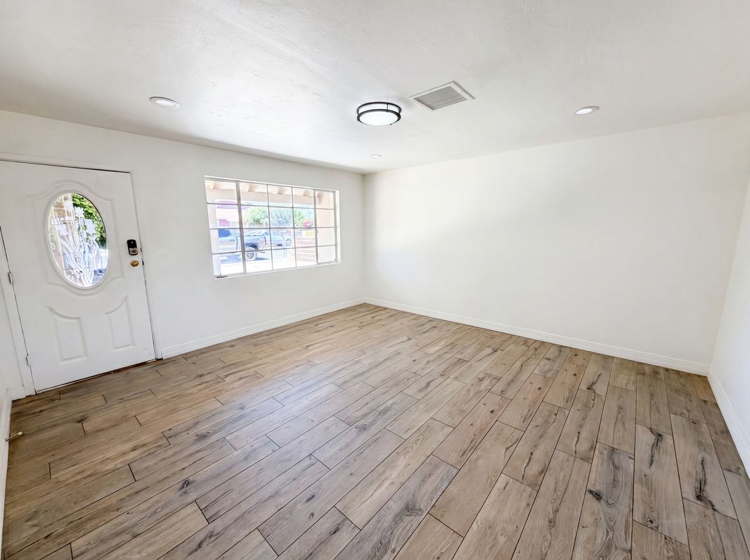 Property photo 3 of 4505 W Clarendon Ave
