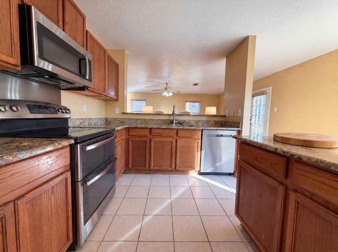 Property photo 2 of 121 Springtree Fld
