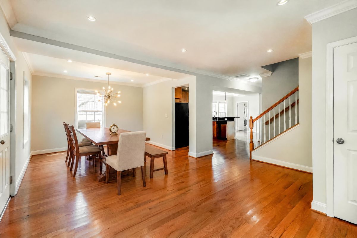 Property photo 3 of 4933 Lee St NE