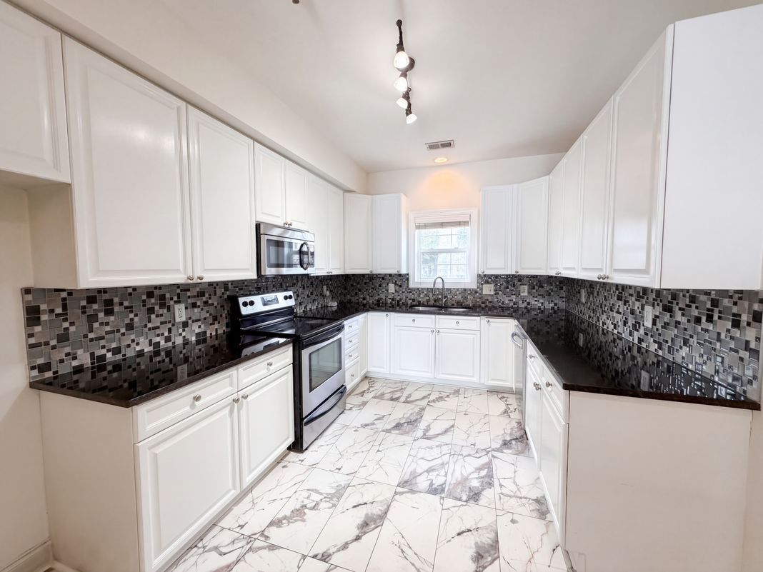 Property photo 2 of 4933 Lake Palmetto Ln