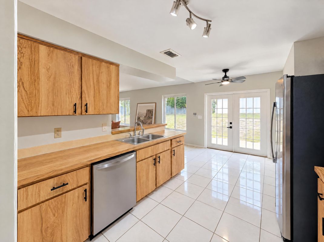 Property photo 2 of 1572 Deerfield Ave