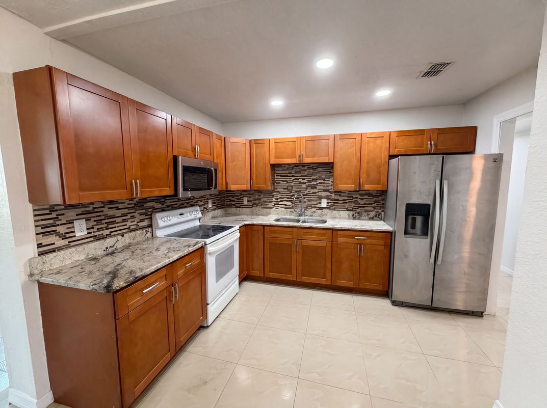 Photo 11 of 25 of 15525 Bedford Cir E, Clearwater, FL