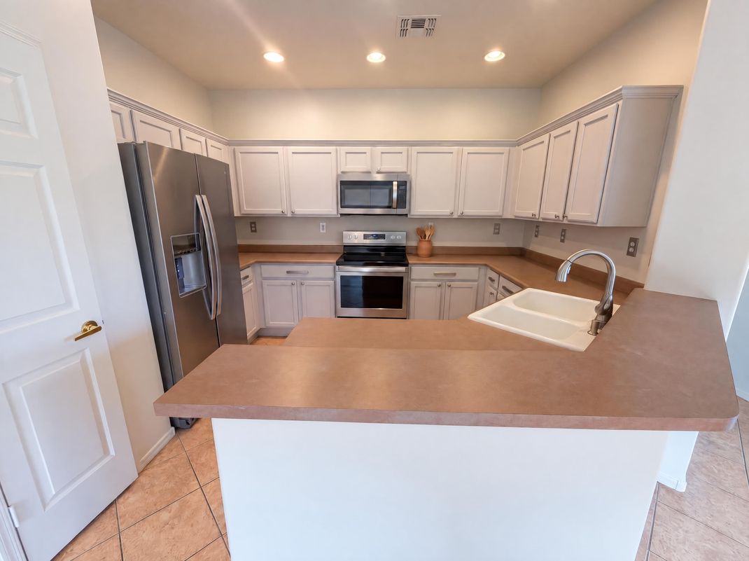 Property photo 2 of 2464 W Warren Dr