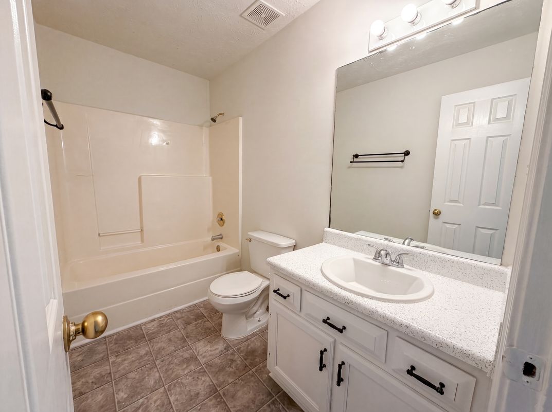 Photo 16 of 32 of 5355 Queen Ester Ct, Ellenwood, GA
