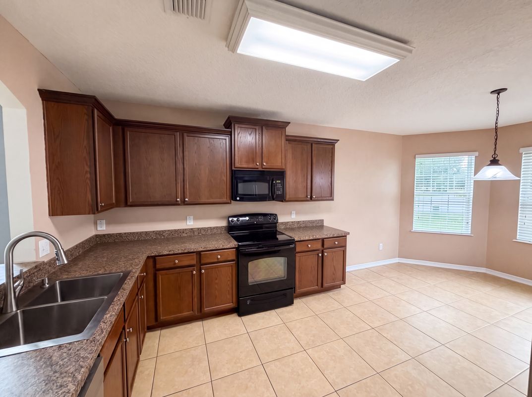 Property photo 2 of 12902 Scout Ct