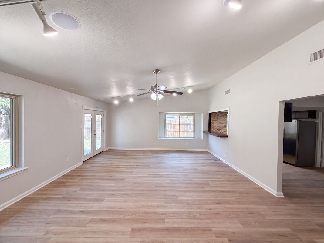 Property photo 3 of 220 Grand Meadow Dr