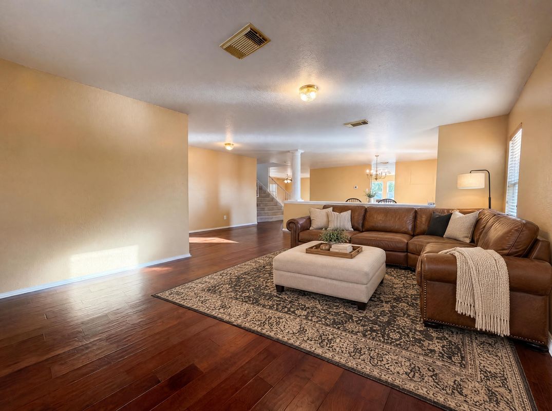 Property photo 3 of 121 Springtree Fld