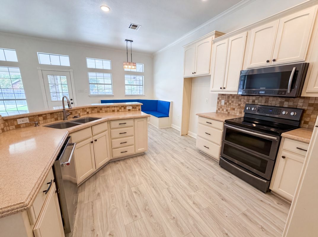 Property photo 2 of 1226 Oakmanor Cir