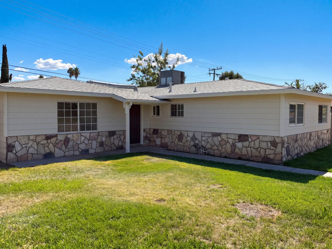 Property photo 1 of 695 N Pepper Ave