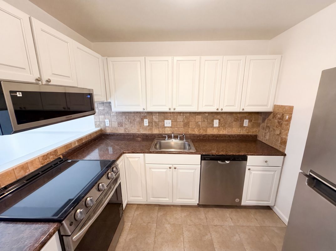 Property photo 2 of 1625 Merry Oaks Rd Apt D