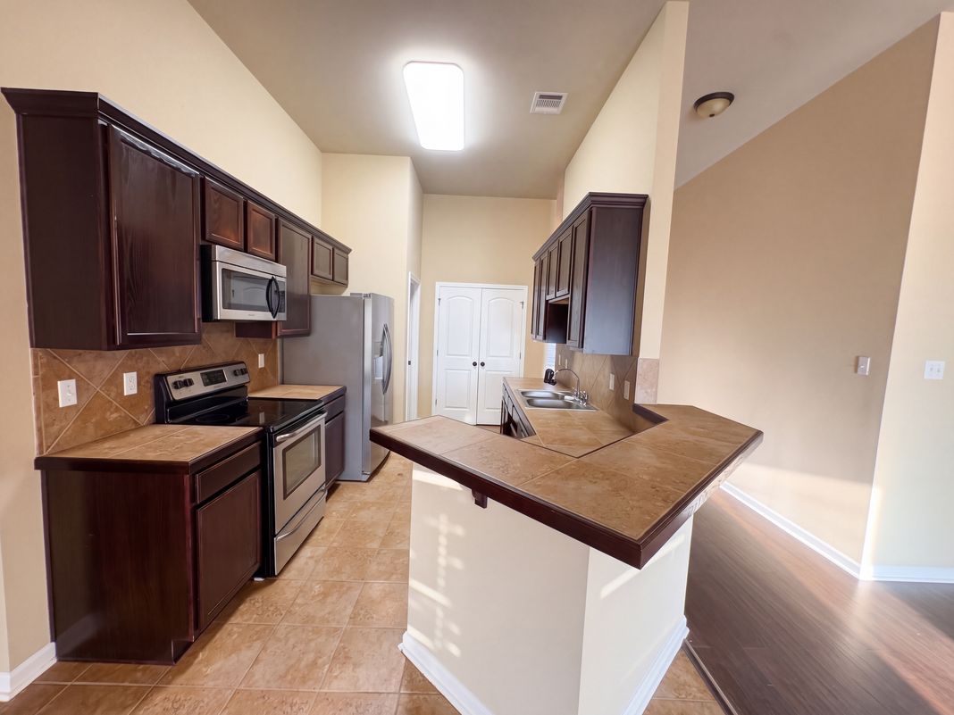 Property photo 2 of 42318 Broadwalk Ave