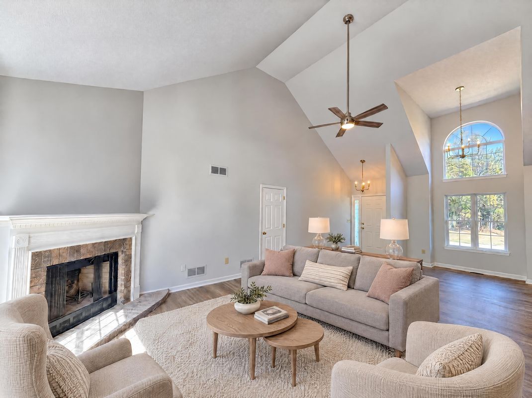Property photo 2 of 8619 Foxridge Dr