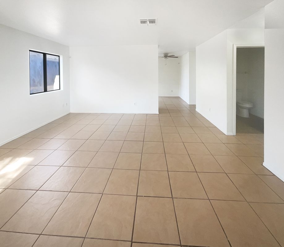 Property photo 3 of 1624 W Mulholland Ct