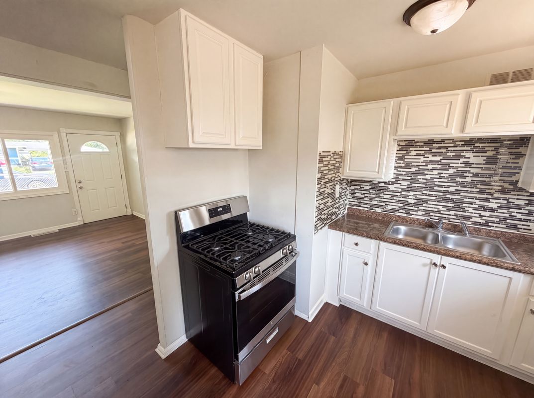 Photo 7 of 18 of 3125 Midvale Dr, Indianapolis, IN