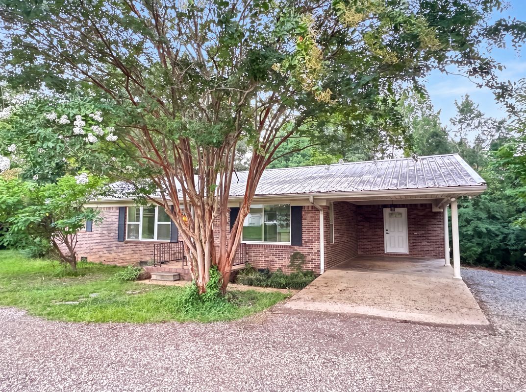Property photo 1 of 422 W Main St