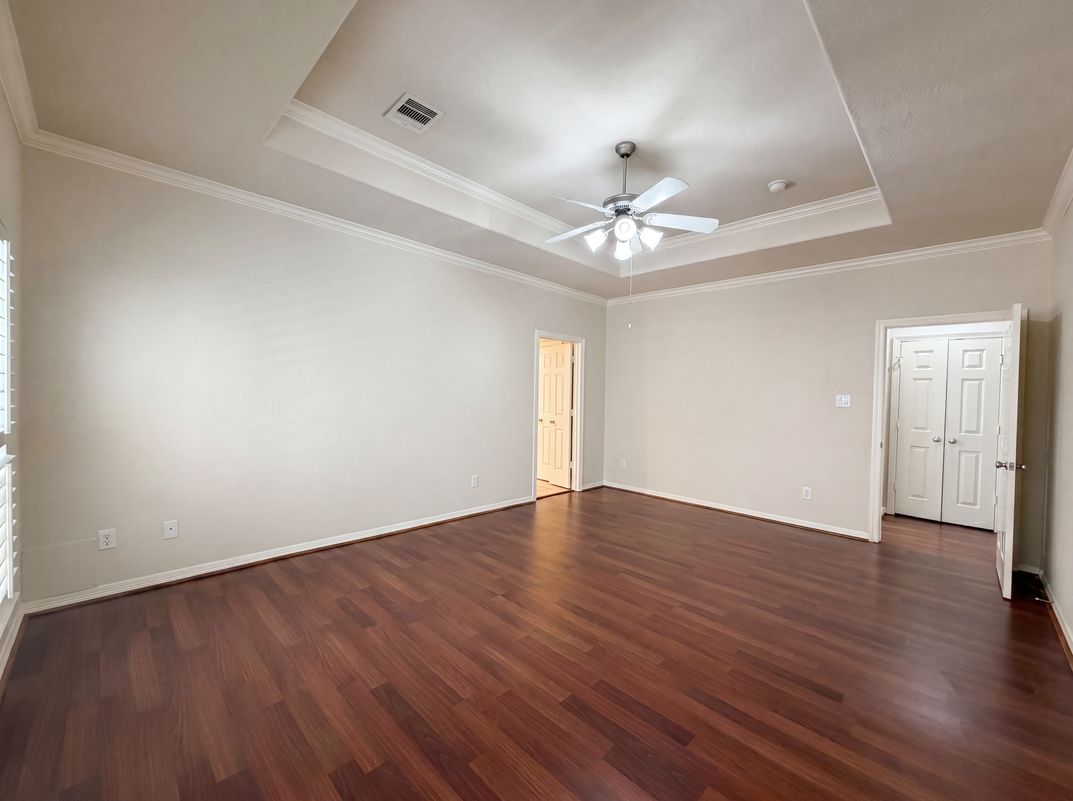 Photo 9 of 21 of 2942 Royal Oaks Crst, Houston, TX