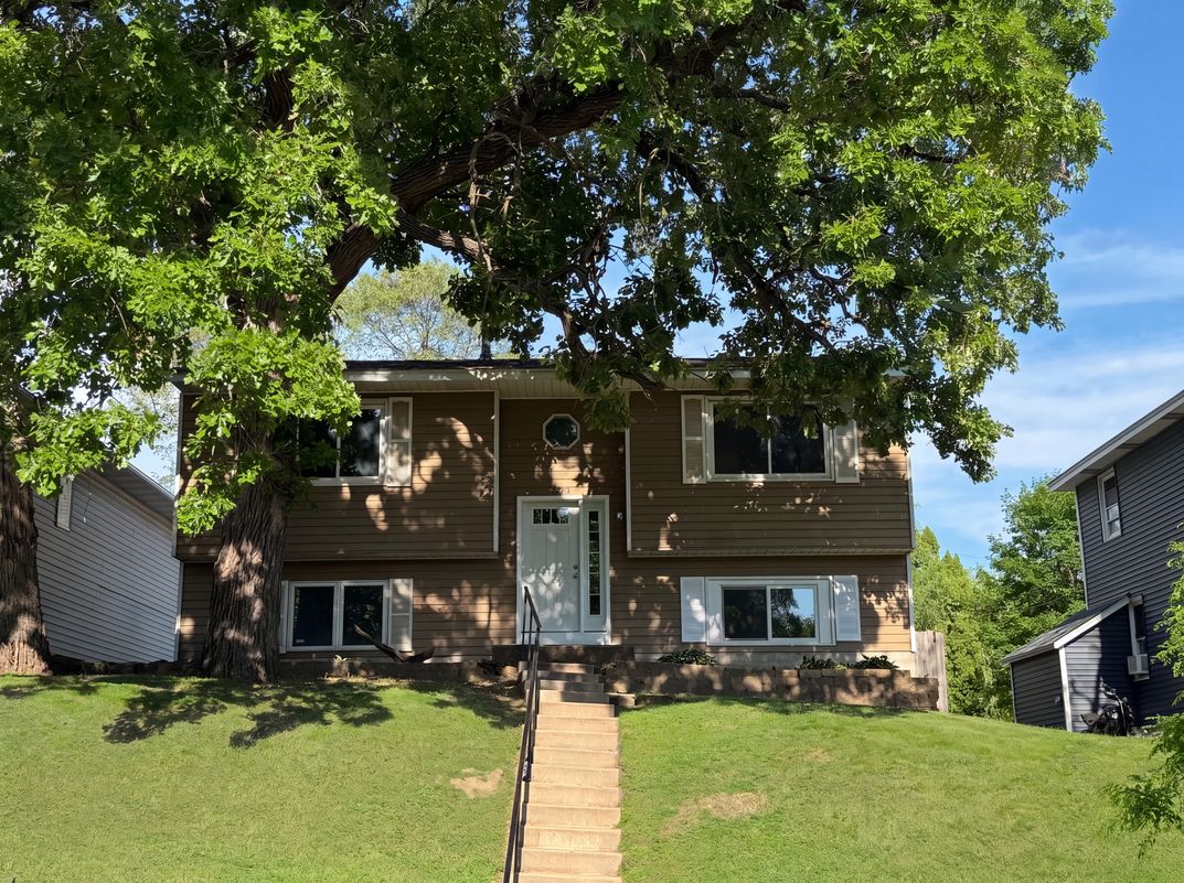 Property photo 1 of 546 Hazel St N