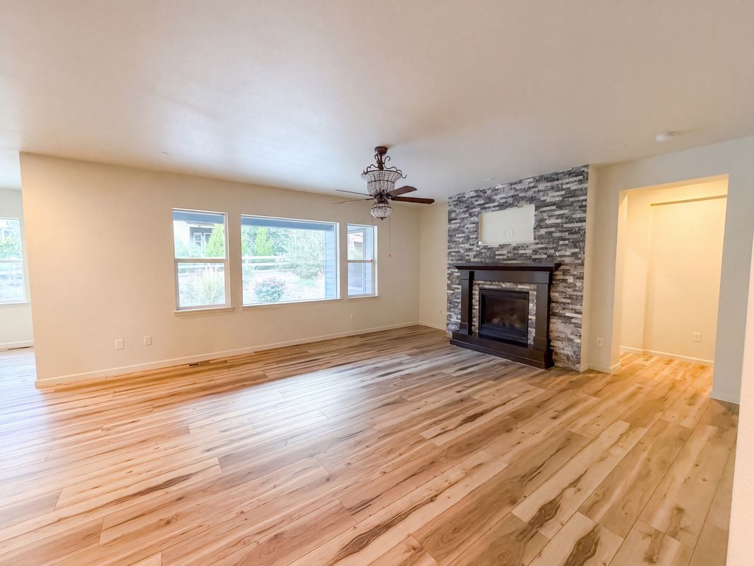 Property photo 3 of 18402 W 93rd Pl