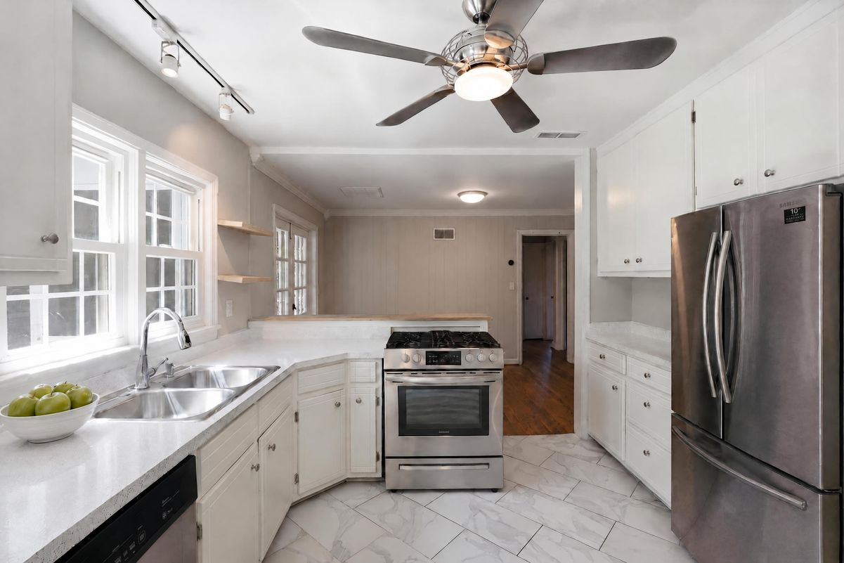 Property photo 2 of 1347 Chalmette Dr NE