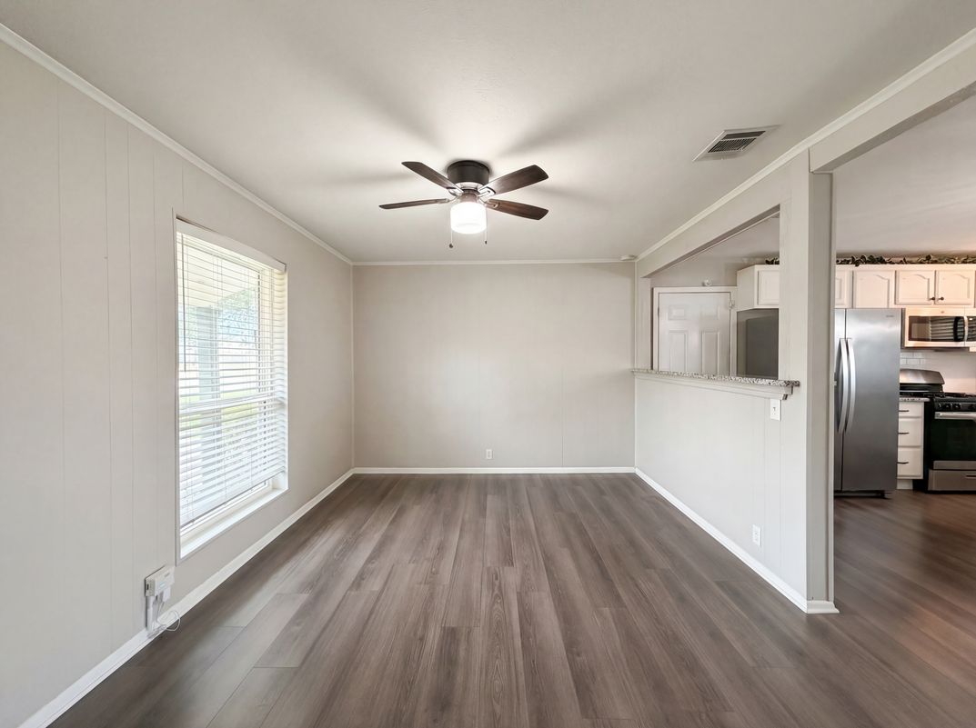 Property photo 3 of 208 NW Summercrest Blvd
